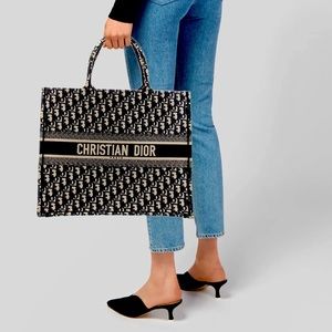 Christian Dior Tote
Blue Canvas
Very good condition